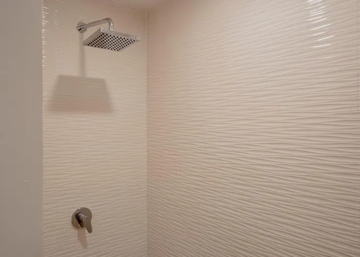 Apartment With Ocean View Pool In Av 10 & 60 Street *